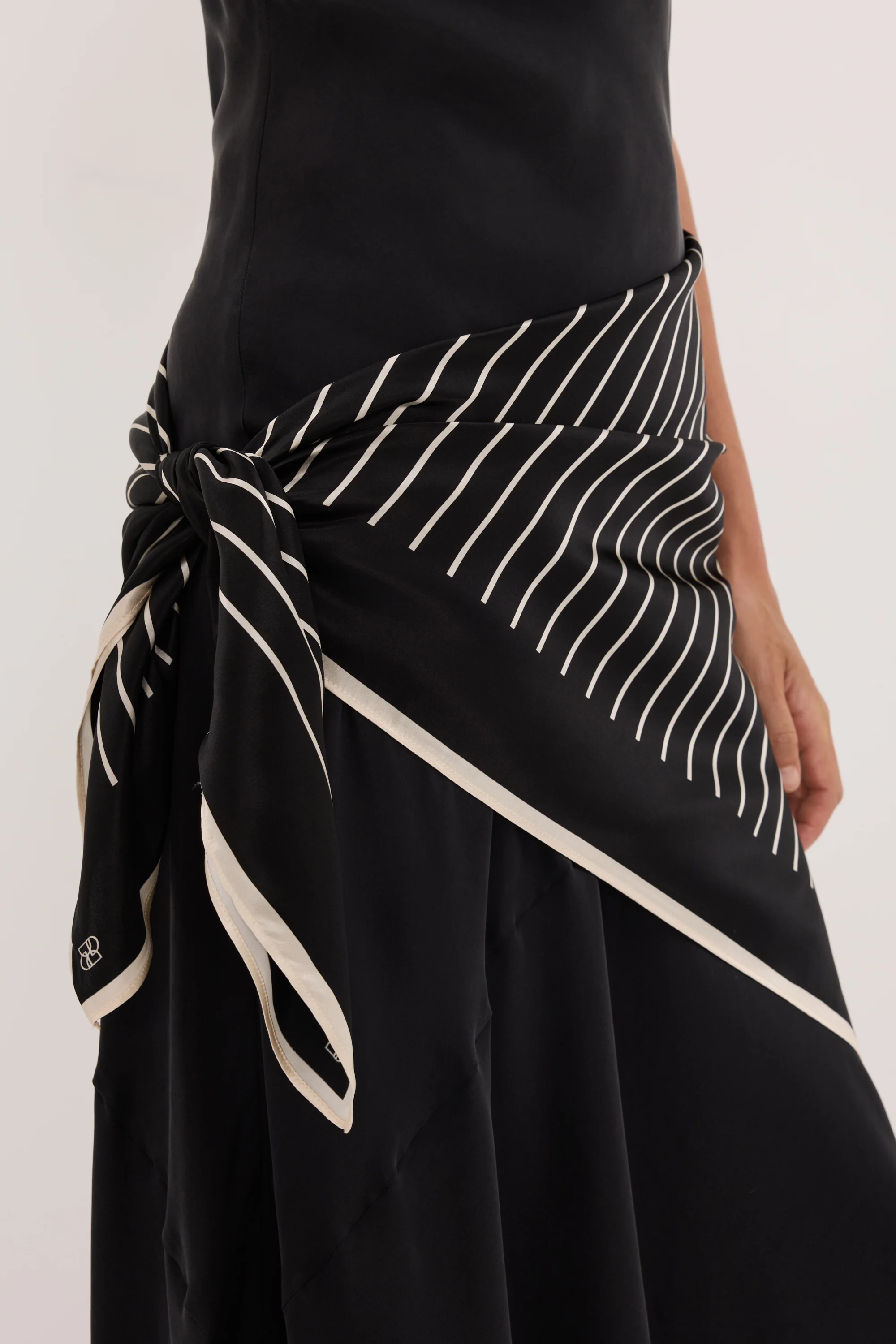 ADRIENNE BLACK SILK PRINT SCARF - Image 5