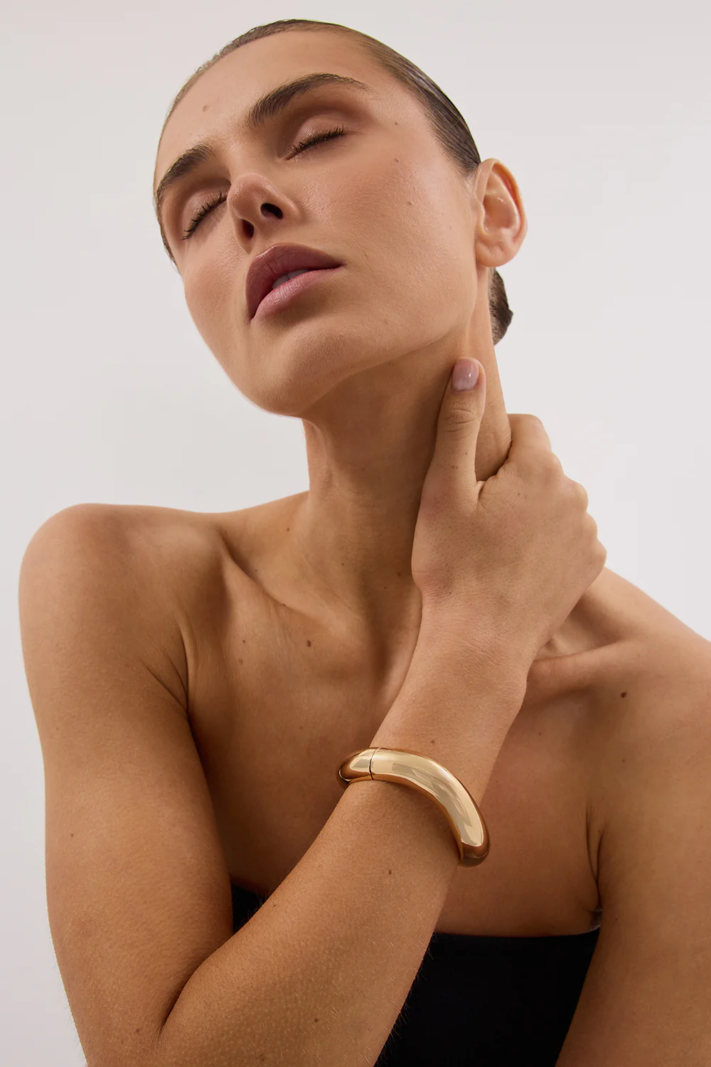 ANNA ROSSI MEDIUM WARPED BANGLE GOLD - Image 2