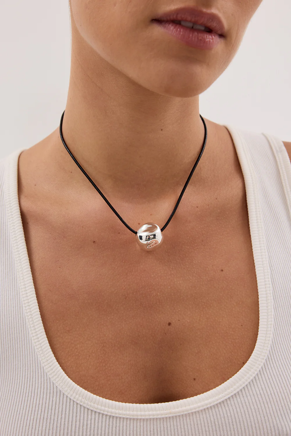 F+H SILVER HAMMERED BALL CHOKER - Image 4