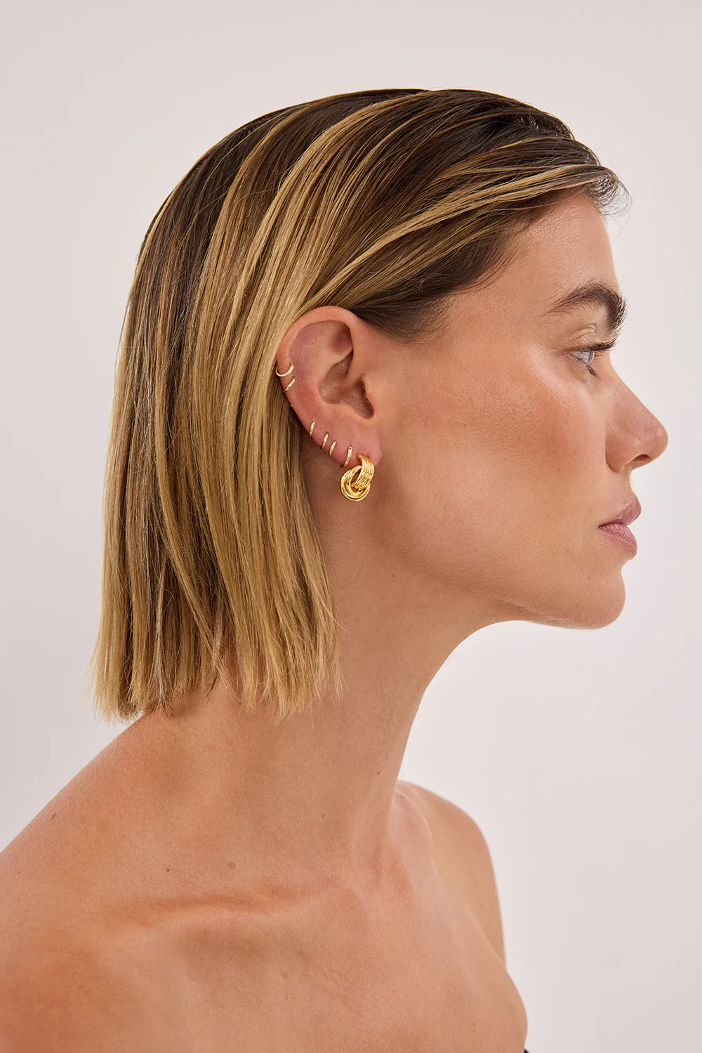 HEAVEN MAYHEM MICRO KNOT EARRING GOLD - Image 2