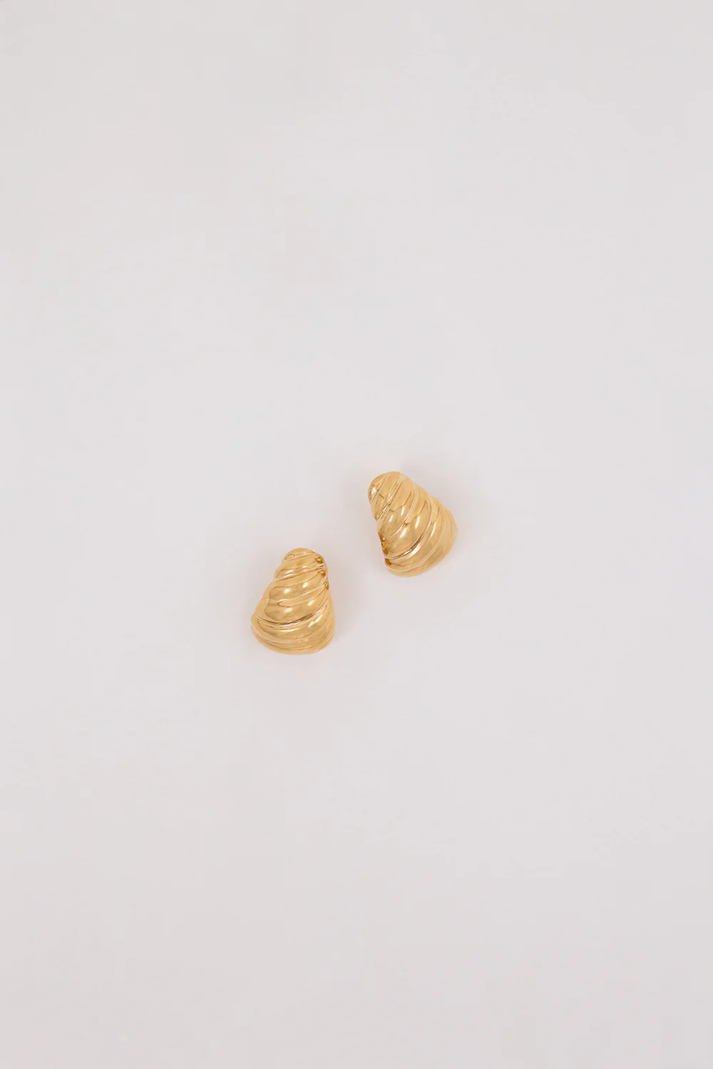HEAVEN MAYHEM SHELL EARRING GOLD