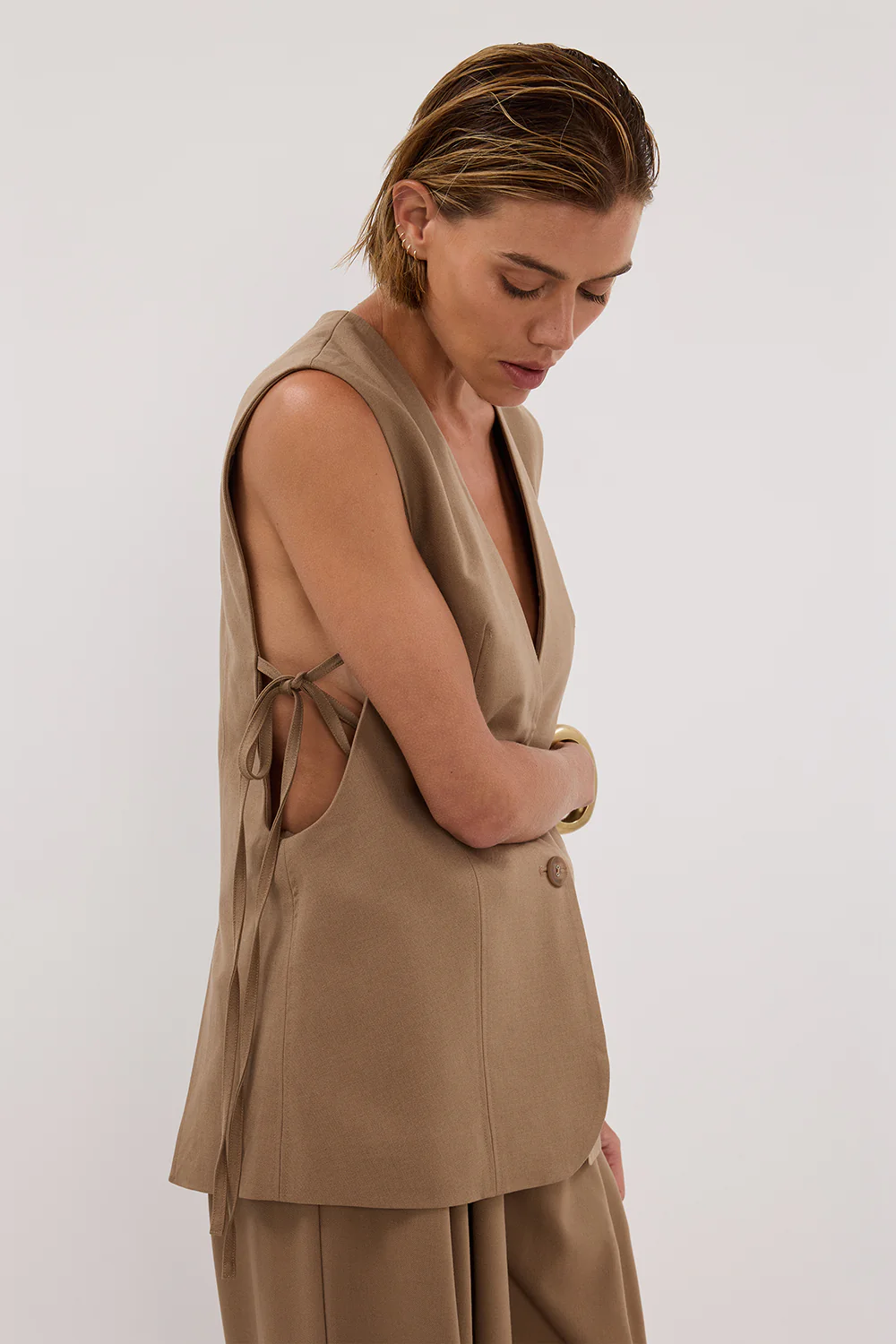 LISE TAN LOW CUT VEST - Image 6