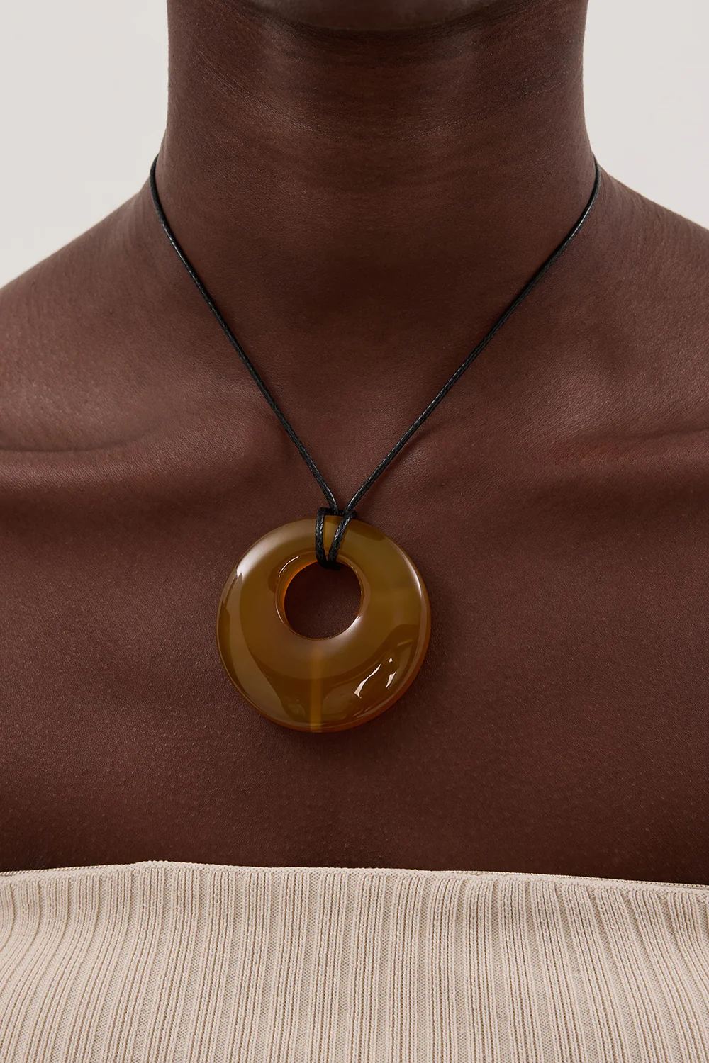 NURI STUDIO AGATE HOOP AMBER NECKLACE - Image 2